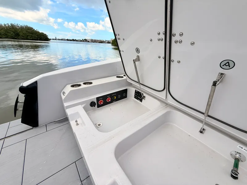 Slide: The Image of Aviara AV32 Outboard 2023 - 21