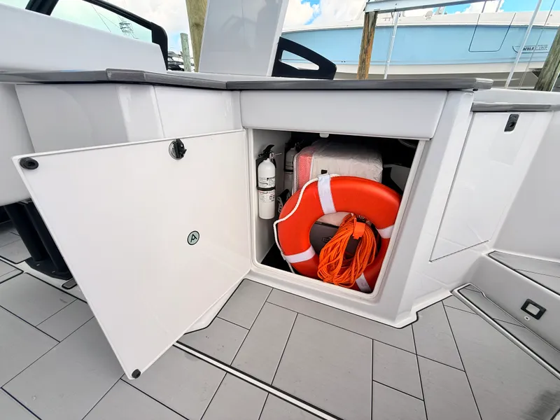 Slide: The Image of Aviara AV32 Outboard 2023 - 37
