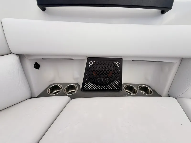 Slide: The Image of Aviara AV32 Outboard 2023 - 62