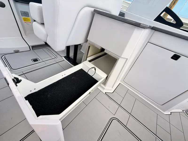 Slide: The Image of Aviara AV32 Outboard 2023 - 40