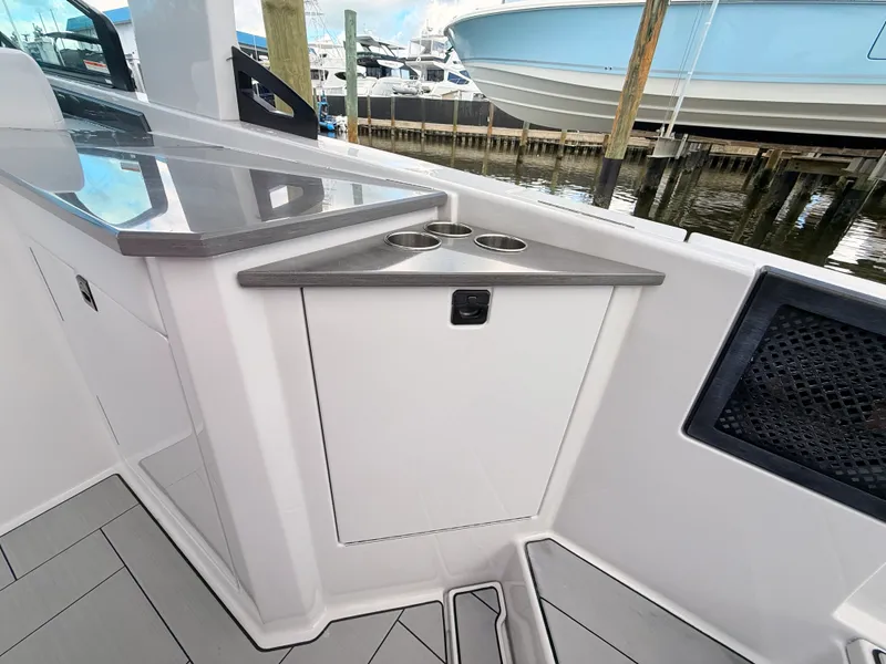 Slide: The Image of Aviara AV32 Outboard 2023 - 34