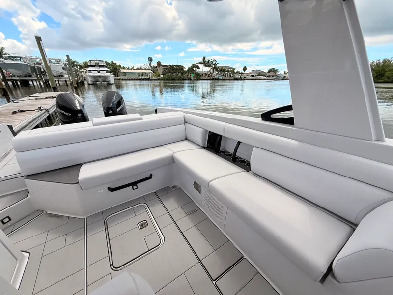 Slide: The Image of Aviara AV32 Outboard 2023 - 32