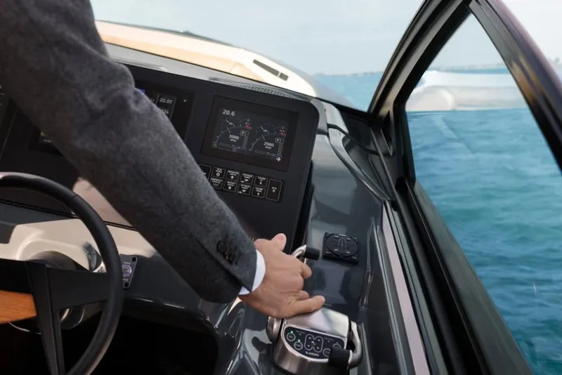Slide: The Image of Aviara AV32 Outboard 2023 - 5