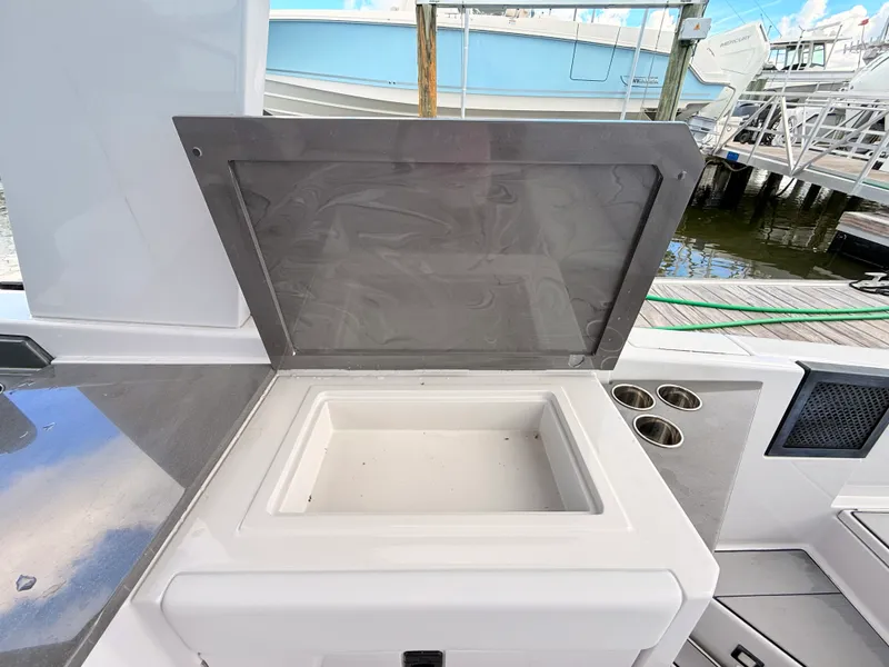 Slide: The Image of Aviara AV32 Outboard 2023 - 36