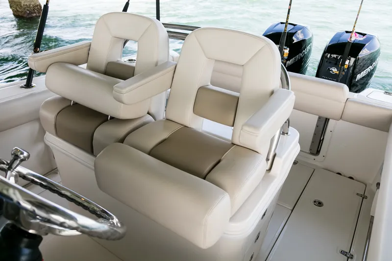 Slide: The Image of Boston Whaler 250 Outrage 2027 - 7
