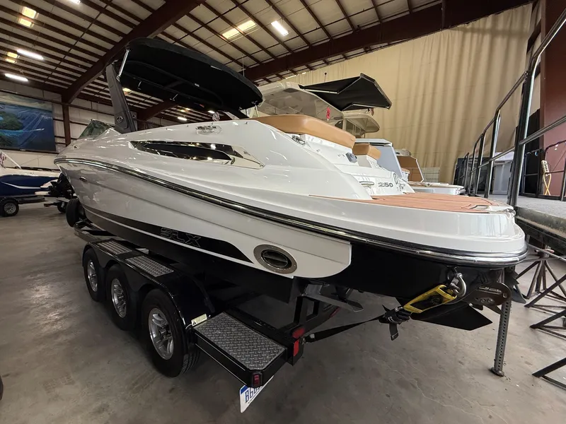 Slide: The Image of Sea Ray SLX 250 2016 - 16