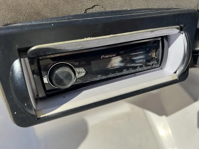 Slide: The Image of Regal 1900 w/Mercruiser 4.3L & Trailer 2012 - 16