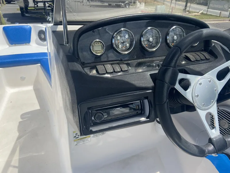 Slide: The Image of Regal 1900 w/Mercruiser 4.3L & Trailer 2012 - 5