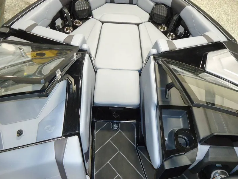 Slide: The Image of Malibu Boats 23 LSV 2025 - 6