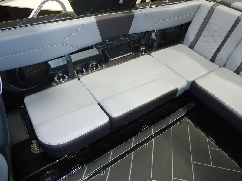 Slide: The Image of Malibu Boats 23 LSV 2025 - 5