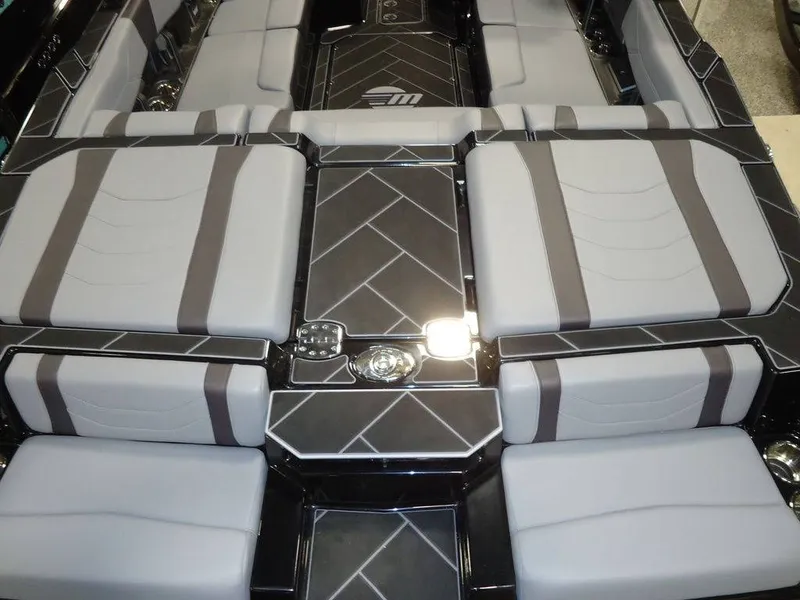 Slide: The Image of Malibu Boats 23 LSV 2025 - 11