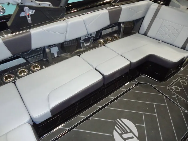 Slide: The Image of Malibu Boats 23 LSV 2025 - 4