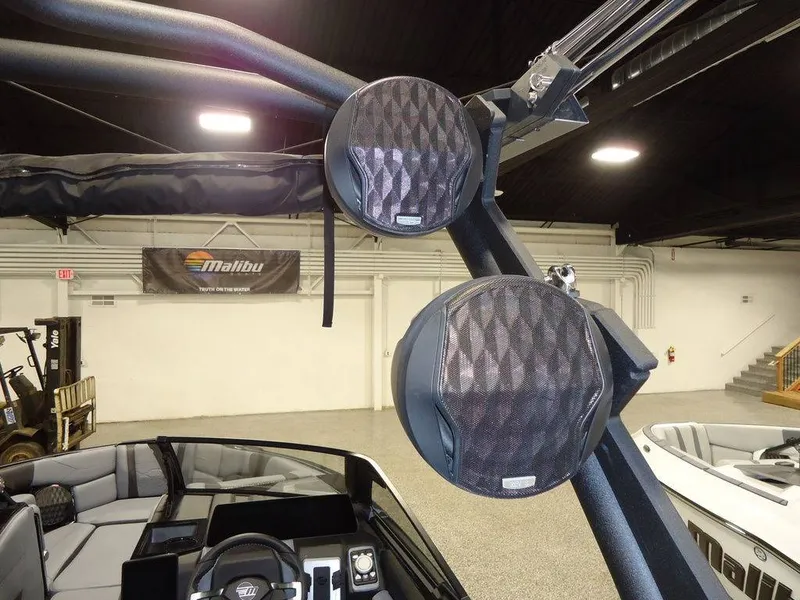 Slide: The Image of Malibu Boats 23 LSV 2025 - 12