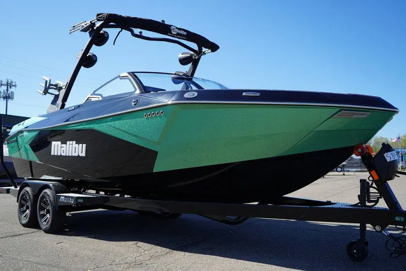 Slide: The Image of Malibu Boats 23 LSV 2025 - 17