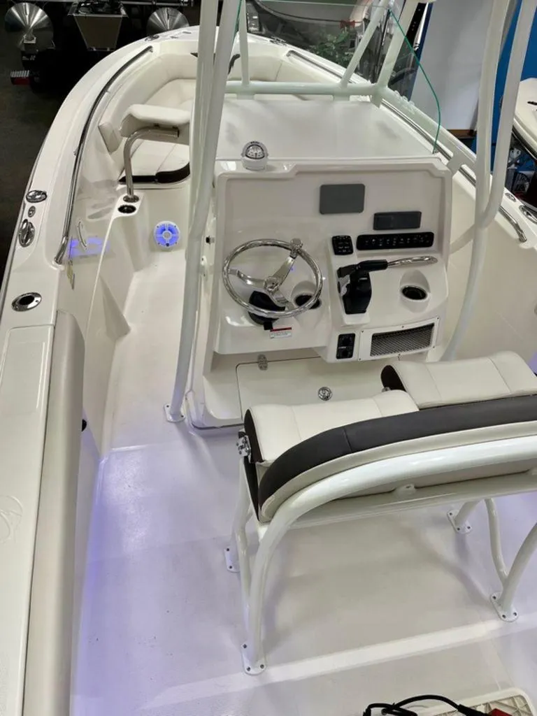 Slide: The Image of Sailfish 220 CC 2023 - 10