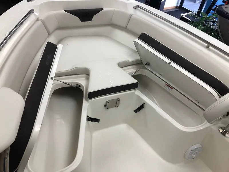 Slide: The Image of Sailfish 220 CC 2023 - 18