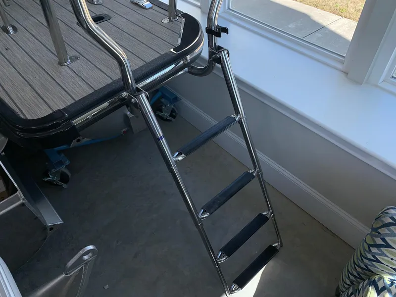 Slide: The Image of 2024 Starcraft SLS 3 Q DH boat with a stainless steel boarding ladder. - 15