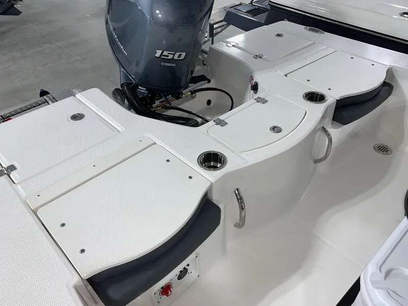 Slide: The Image of 2024 Robalo 206 Cayman boat stern with Yamaha 150 engine. - 4