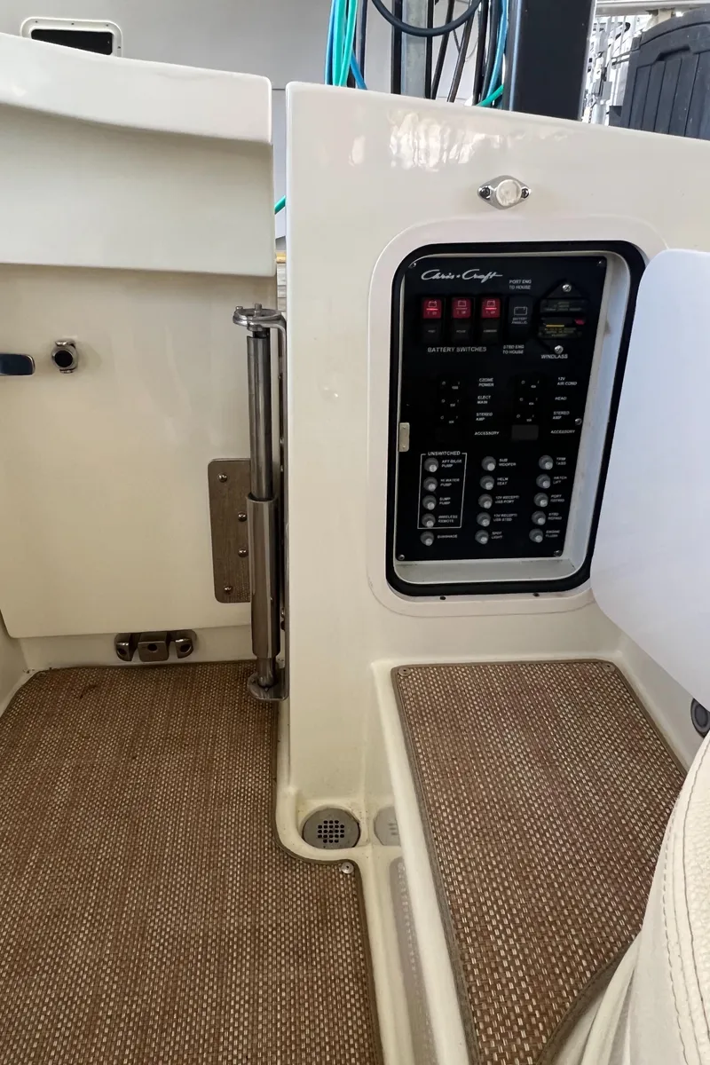 Slide: The Image of Control panel of a 2020 Chris-Craft Launch 31 GT boat. - 37