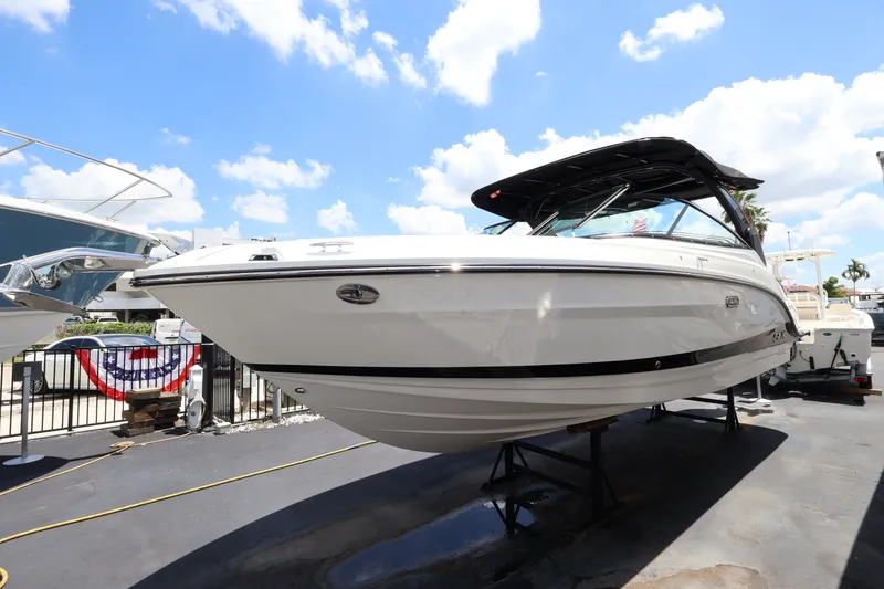 Slide: The Image of Sea Ray SLX 260 Outboard 2027 - 4