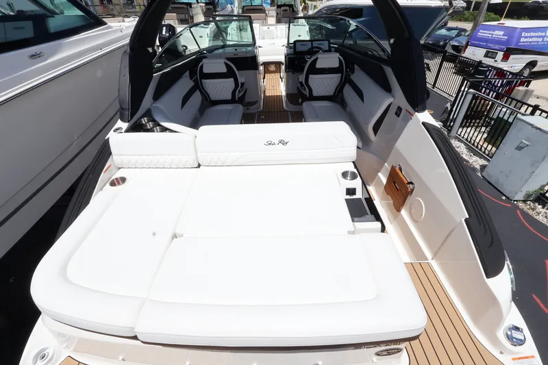Slide: The Image of Sea Ray SLX 260 Outboard 2027 - 8