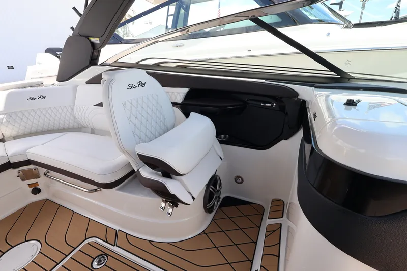 Slide: The Image of Sea Ray SLX 260 Outboard 2027 - 18