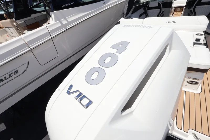 Slide: The Image of Sea Ray SLX 260 Outboard 2027 - 7