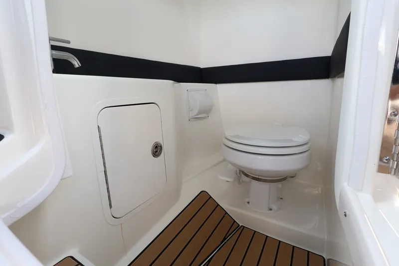 Slide: The Image of Sea Ray SLX 260 Outboard 2027 - 22