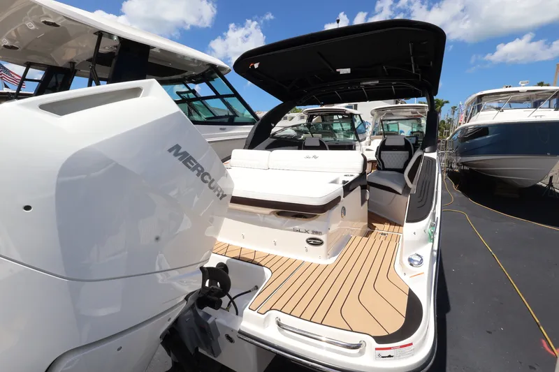 Slide: The Image of Sea Ray SLX 260 Outboard 2027 - 6