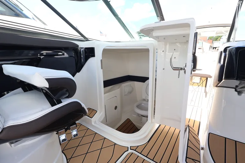 Slide: The Image of Sea Ray SLX 260 Outboard 2027 - 21