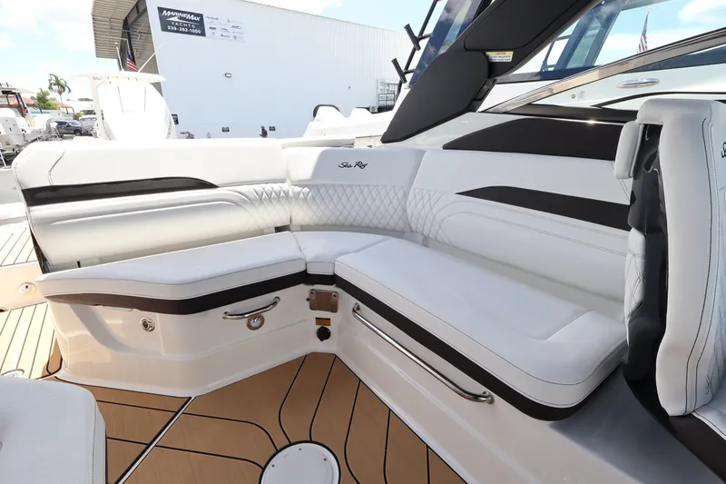 Slide: The Image of Sea Ray SLX 260 Outboard 2027 - 11