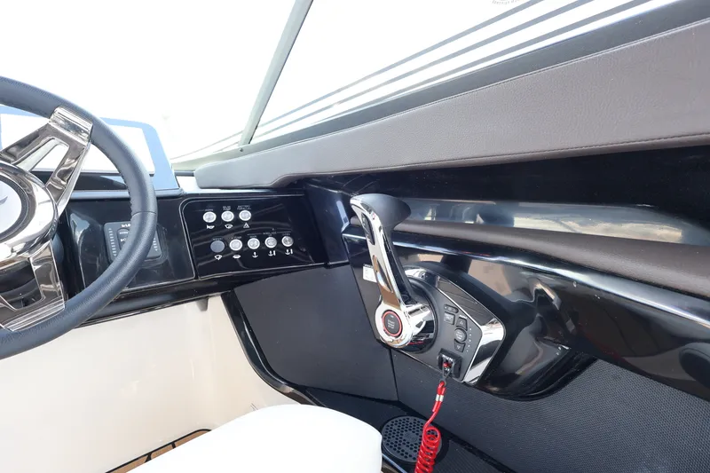 Slide: The Image of Sea Ray SLX 260 Outboard 2027 - 15