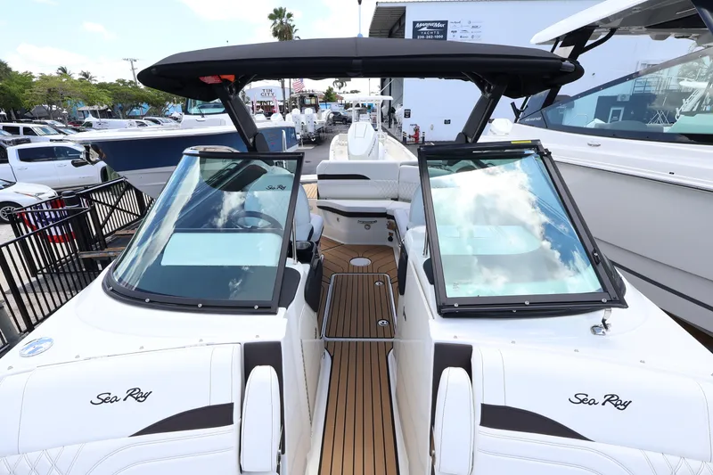 Slide: The Image of Sea Ray SLX 260 Outboard 2027 - 30