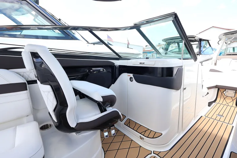 Slide: The Image of Sea Ray SLX 260 Outboard 2027 - 20