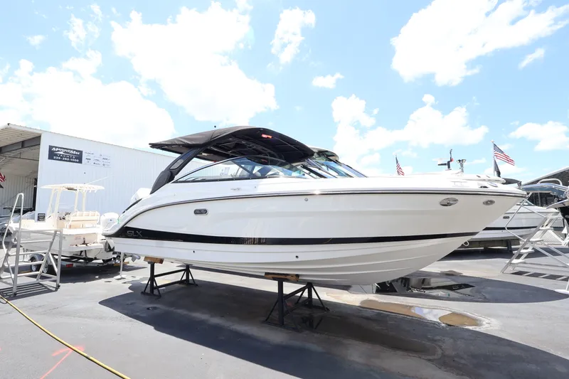Slide: The Image of Sea Ray SLX 260 Outboard 2027 - 3