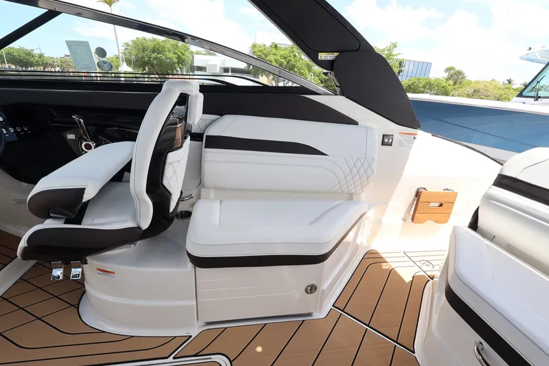 Slide: The Image of Sea Ray SLX 260 Outboard 2027 - 12