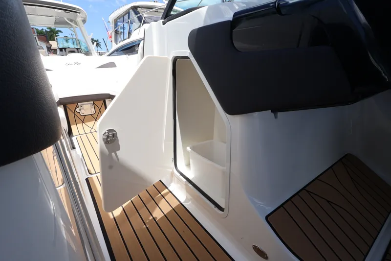 Slide: The Image of Sea Ray SLX 260 Outboard 2027 - 25