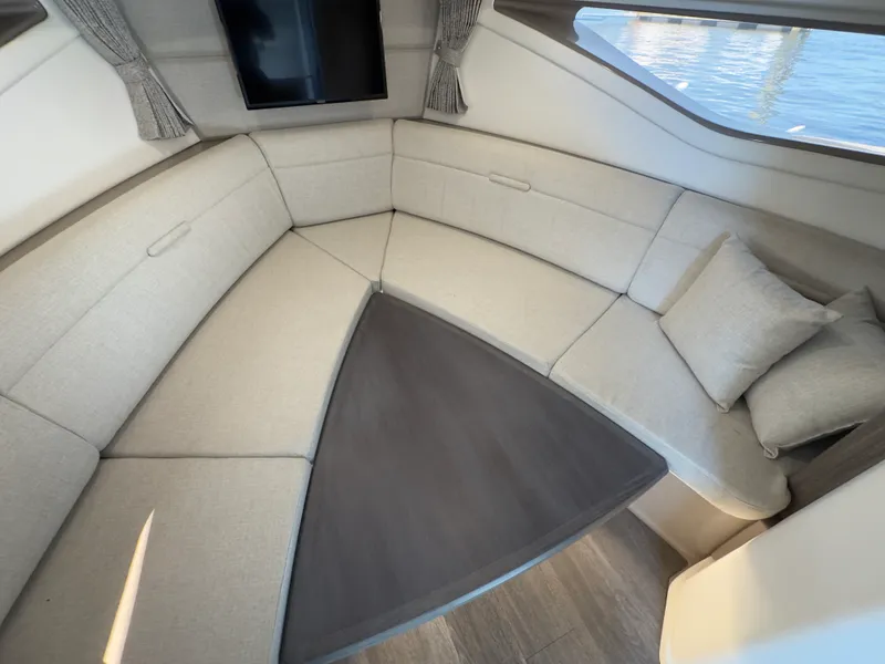 Slide: The Image of Sea Ray 320 SUNDANCER OB 2021 - 77
