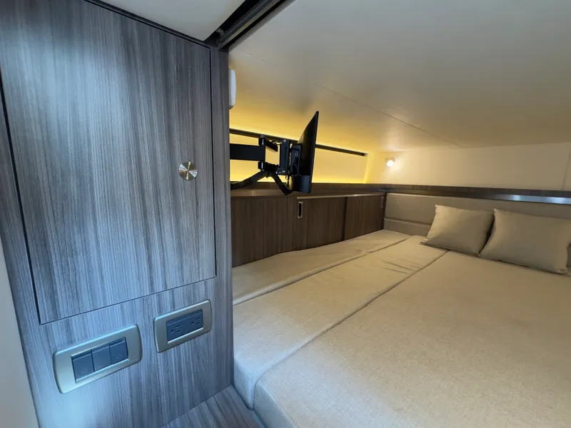 Slide: The Image of Sea Ray 320 SUNDANCER OB 2021 - 96