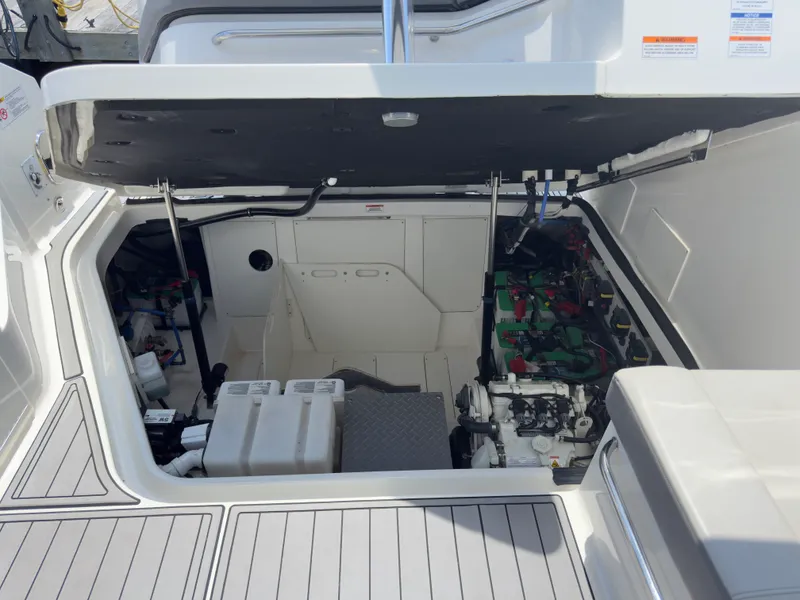 Slide: The Image of Sea Ray 320 SUNDANCER OB 2021 - 106