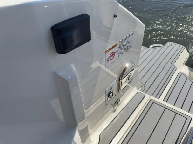 Slide: The Image of Sea Ray 320 SUNDANCER OB 2021 - 49