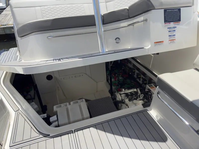 Slide: The Image of Sea Ray 320 SUNDANCER OB 2021 - 105