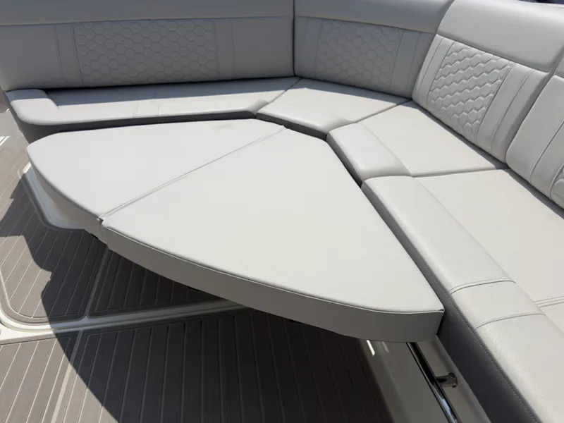 Slide: The Image of Sea Ray 320 SUNDANCER OB 2021 - 47