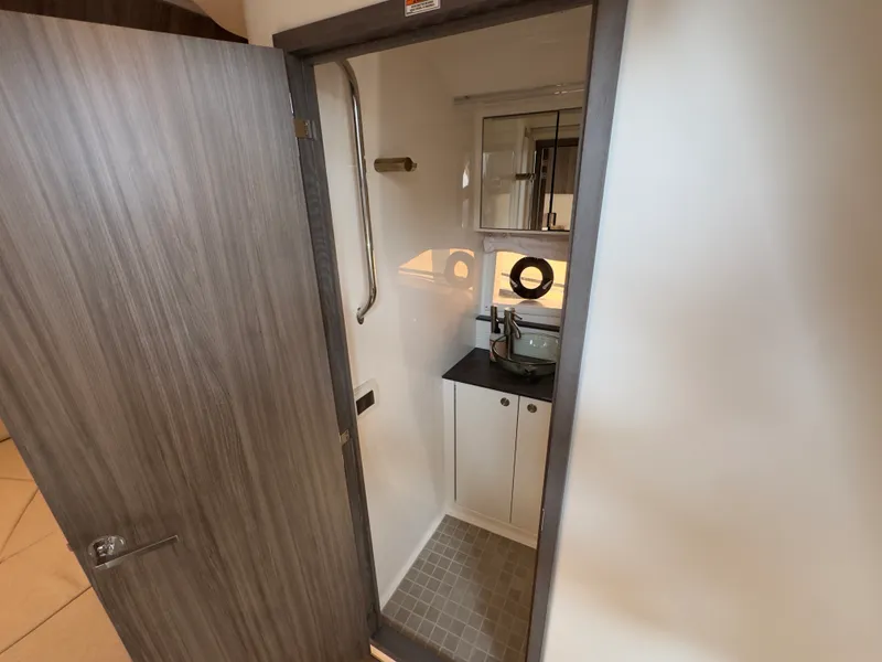 Slide: The Image of Sea Ray 320 SUNDANCER OB 2021 - 84