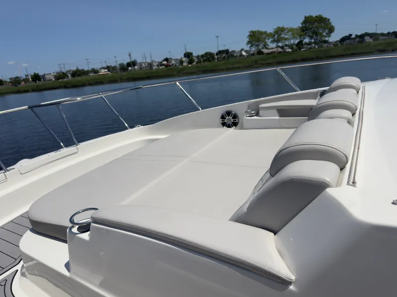 Slide: The Image of Sea Ray 320 SUNDANCER OB 2021 - 21