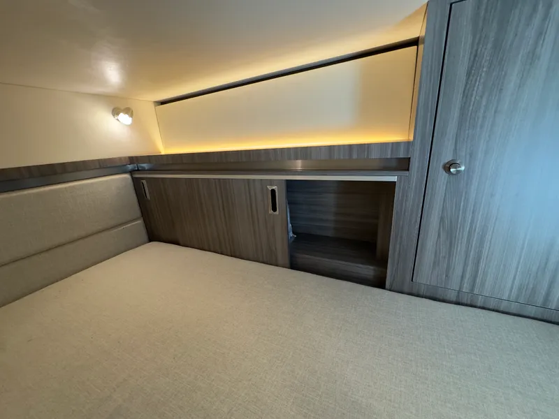 Slide: The Image of Sea Ray 320 SUNDANCER OB 2021 - 100