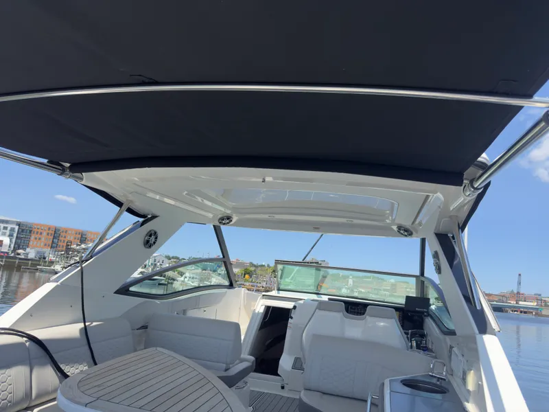 Slide: The Image of Sea Ray 320 SUNDANCER OB 2021 - 61