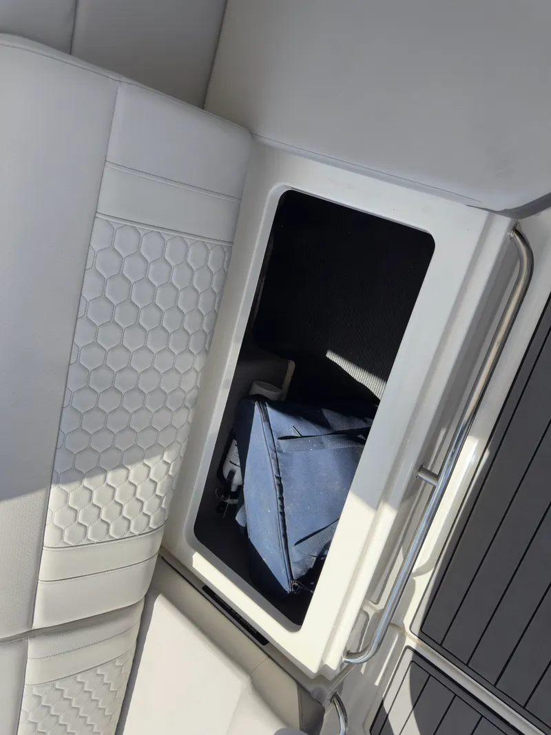 Slide: The Image of Sea Ray 320 SUNDANCER OB 2021 - 65