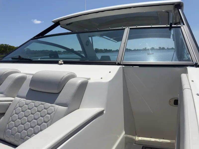 Slide: The Image of Sea Ray 320 SUNDANCER OB 2021 - 30