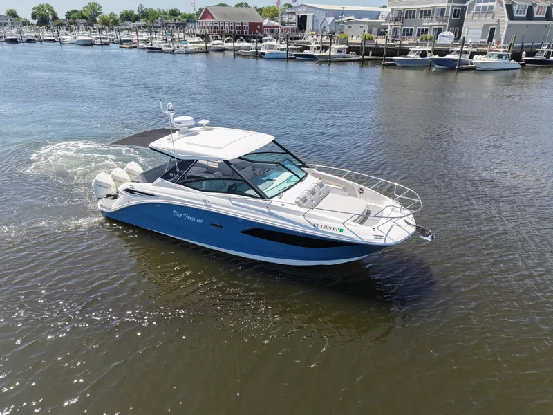 Slide: The Image of Sea Ray 320 SUNDANCER OB 2021 - 11